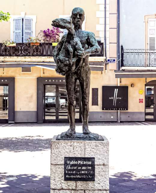 homme-au-mouton-pablo-picasso-vaullauris-place-paul-insnard-00